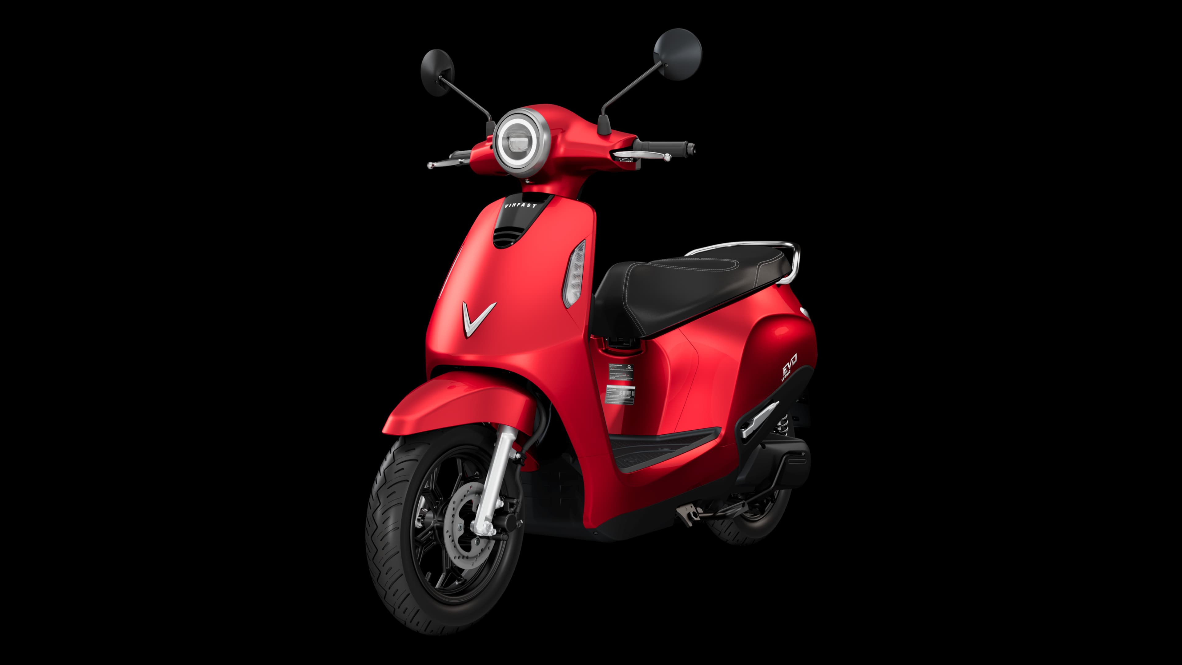 VinFast Evo merah tampak tiga perempat depan